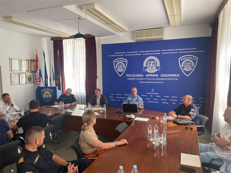 "SIGURNA TURISTIČKA DESTINACIJA" Održan radni sastanak policije i žurnih službi