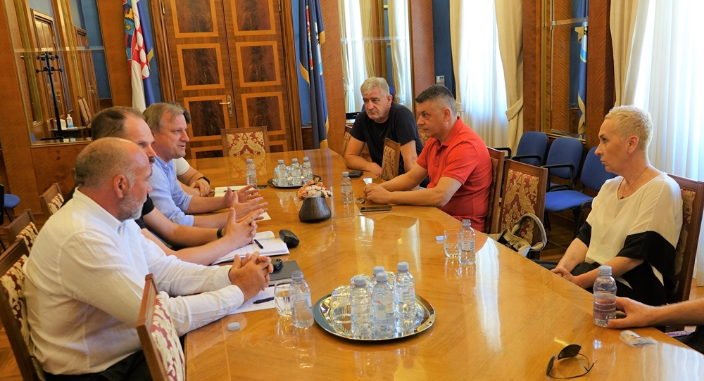 KORIŠTENJA JAVNIH POVRŠINA  Tijekm lipnja utvrđena 62 prekršaja u smislu zauzimanja javne površine, a pokrenuta su 42 upravna postupka