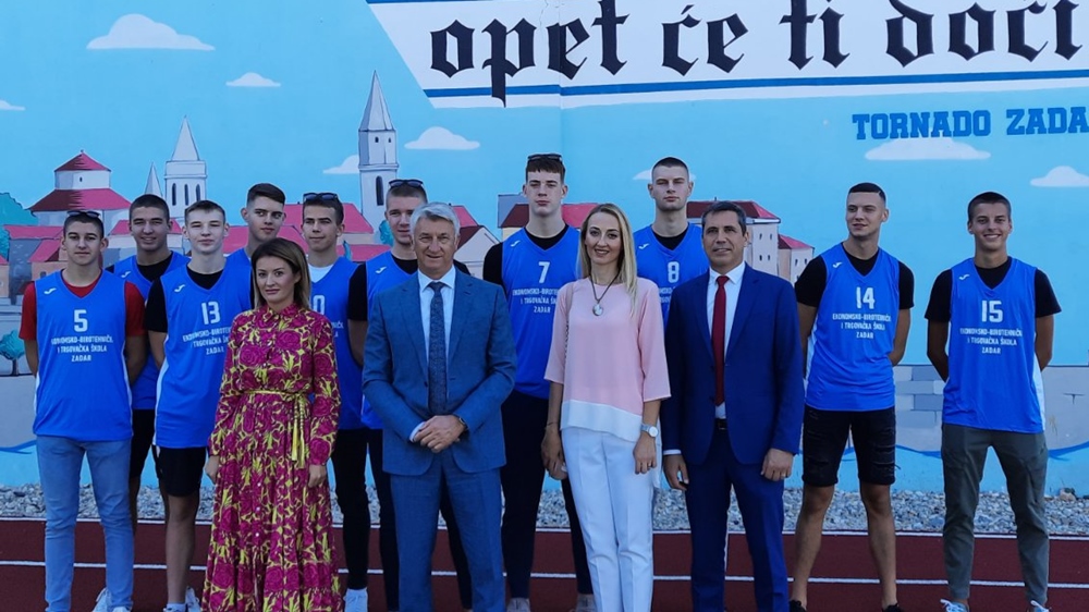 POČETAK ŠKOLE  Longin posjetio srednjoškolce u Ekonomsko- birotehničkoj i trgovačkoj školi, Dukić prvašiće u OŠ Šime Budinić