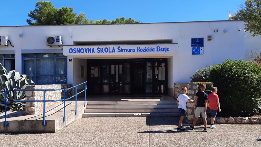 MOBITELI NA NASTAVI OŠ Šimuna Kožičića Benje zabranila korištenje mobitela u prostoru škole! Nije prva, a nadamo se ni zadnja.....