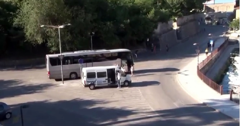[VIDEO] HDZ optužuje Radetu da koristi javnu površinu za privatni posao; Radeta im odgovara: "Zanimljivo da vide kriminal u Foši, ali ne vide u Ledani iz koje su snimili video"