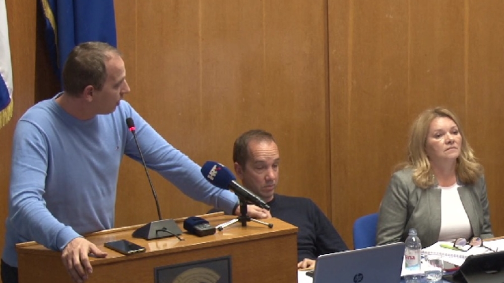 SJEDNICA GRADSKOG VIJEĆA Vijećnici Enia Meštrovića napustili sjednicu, Ante Rubeša udaljen!