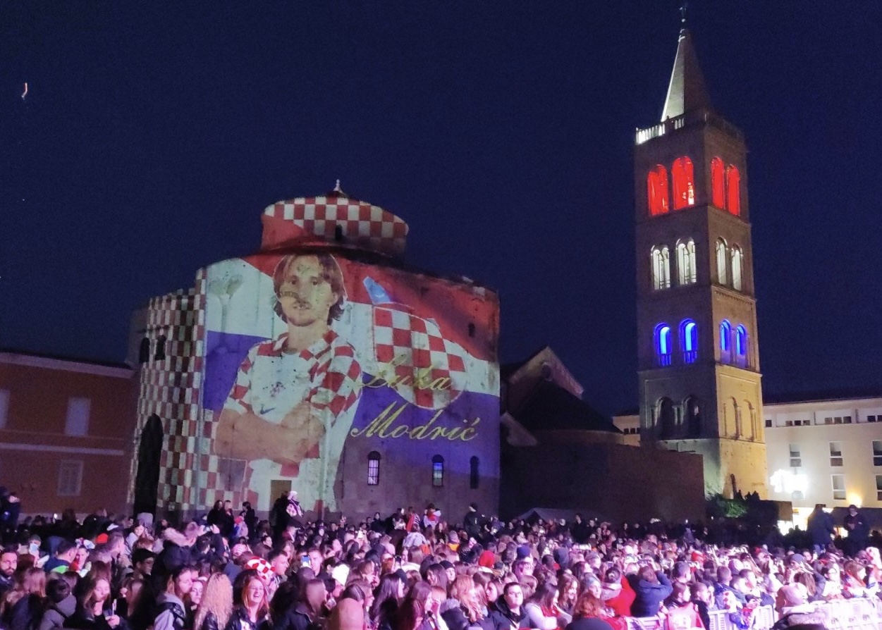 LUKA MODRIĆ ZADRANIMA SE OBRATIO IZ AVIONA "Priredite lijepi doček Dominiku i Martinu, zaslužili su! I hvala vam na podršci!"
