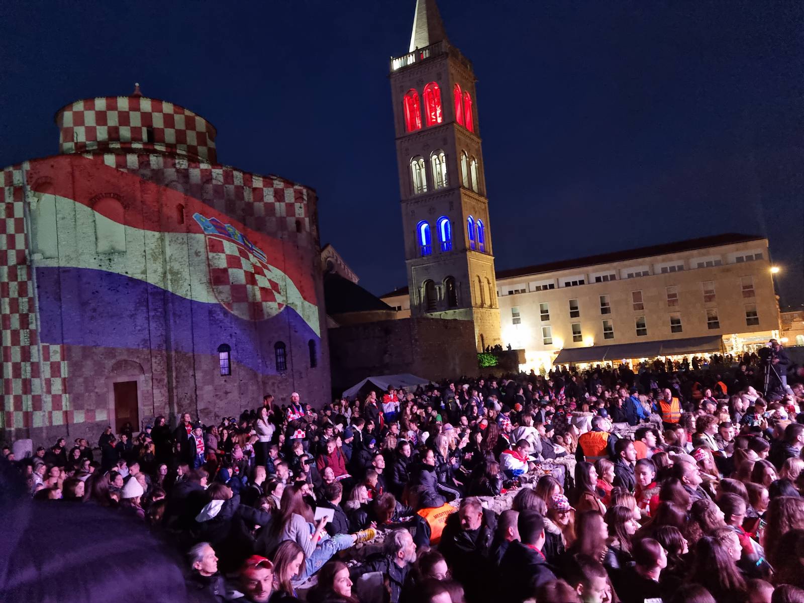 Veselo na Forumu… Stotine Zadrana na dočeku za Livakovića i Erlića