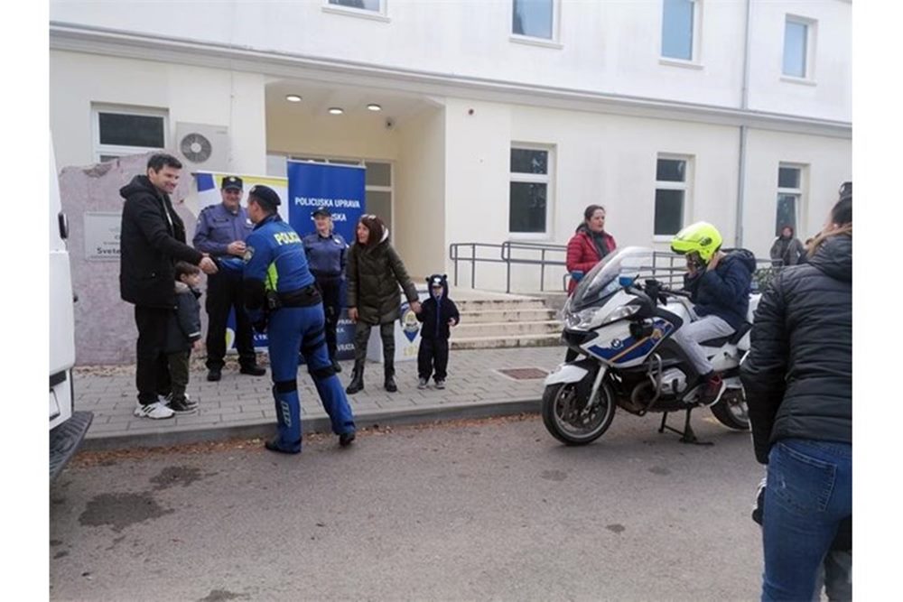 Posjet djece iz tri zadarske udruge zadarskoj policiji