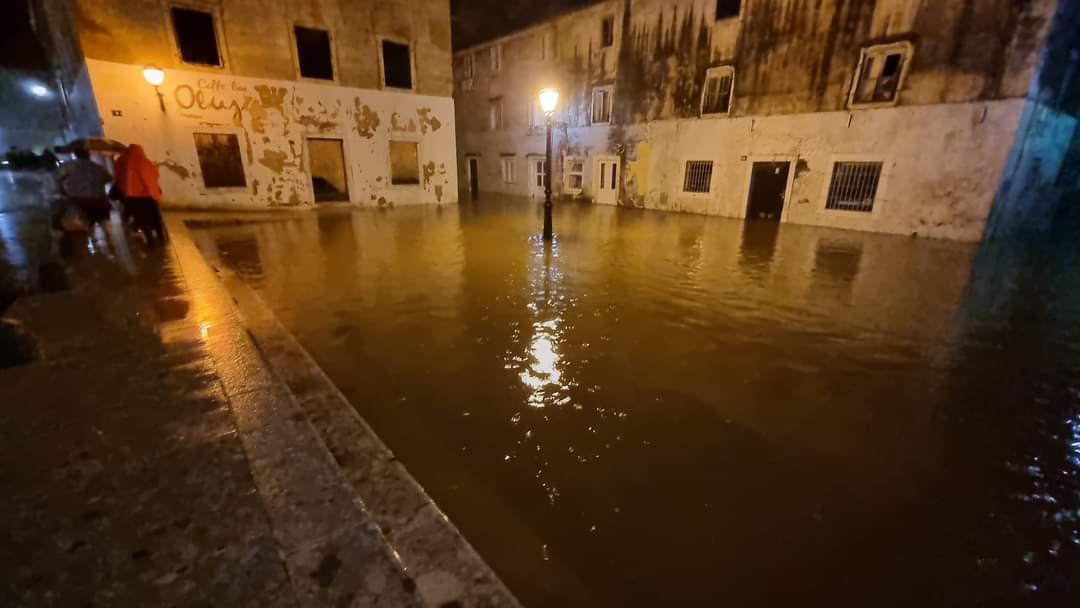 POPLAVE U OBROVCU I GRAČACU! Izlile se rijeke Zrmanja i Otuča, na terenu sve službe