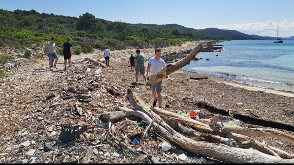 NATURA JADERA U akciji čišćenja uvale Sakarun prikupljeno oko 6 m3 otpada