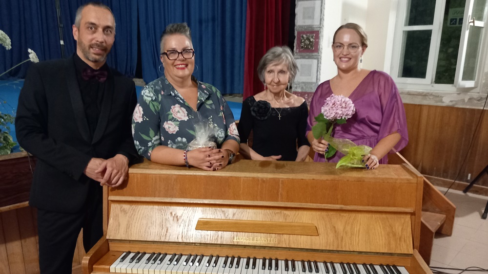 DONACIJA HPG ZORANIĆ Donirali Udruzi Ižana i prijatelja Iža „Iž u srcu“ instrument pianino