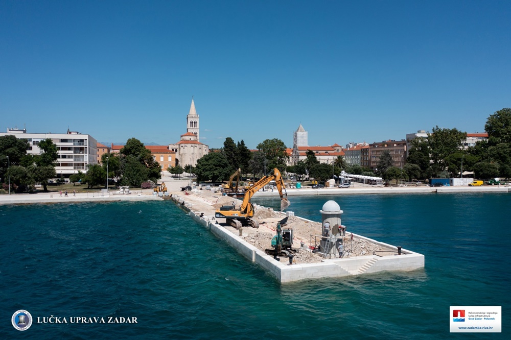 LANTERNA JE MONTIRANA Radovi na obnovi zadarske rive užurbano se privode kraju