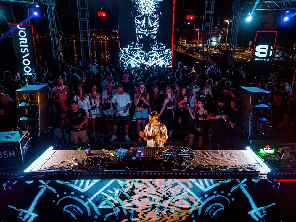 JORIS VOORN I FLASHMOB RASPLESALI PUBLIKU DRUGOG DANA ZADAR SUNSET FESTIVALA