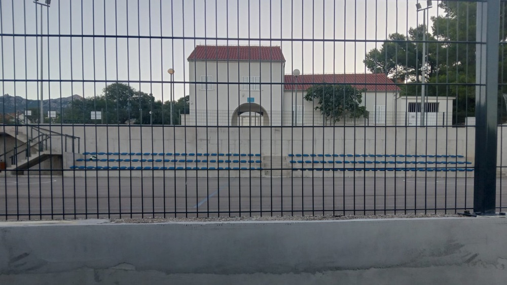 Građevinska inspekcija naredila Općini Jasenice uklanjanje betonskih tribina sa školskog igrališta u Rovanjskoj