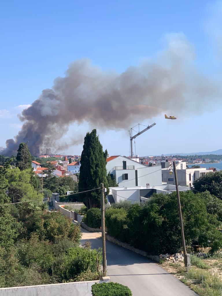 I DALJE OPREZ! GORILO U DIKLU: Požar uspješno i brzo ugašen!