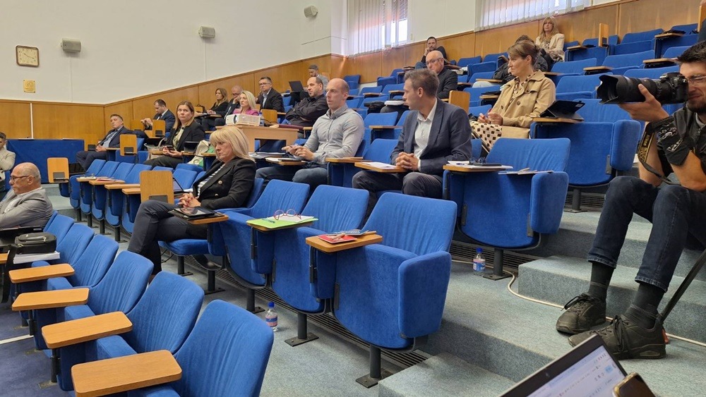 AKTUALNI SAT GRADSKOG VIJEĆA  Dragić: Što to curi sa zadarskih Bedema?  Botić: Paleki treba uzeti plaću i dati djelatnicima Hitne,  Meštrović: Sajam kod Interšpara premjestite na Bokanjac