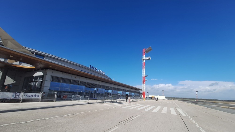 ZRAKOPLOV IZVANREDNO SLETIO U ZADAR Pijani Britanac (28) radio nered u avionu, nasrnuo na stjuardesu