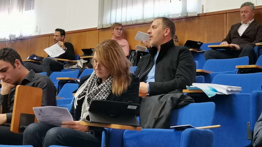 AKTUALNI SAT GRADSKOG VIJEĆA  Na tapetu su se našle prometnice, raskopane ceste oko Dikla, devastirano dječje igralište….