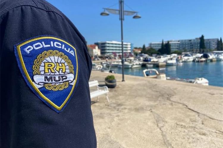 Policija u Biogradu pronašla otuđene kamene dijelove s područja gdje se provodi arheološko istraživanje