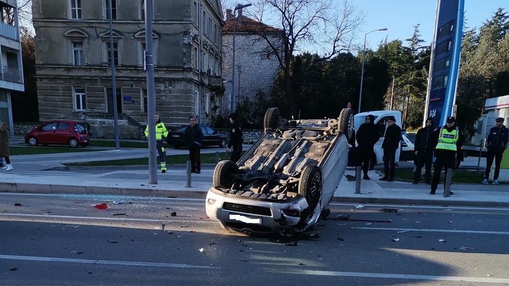 PROMETNA U JAZINAMA Na krovu završio jedan automobil