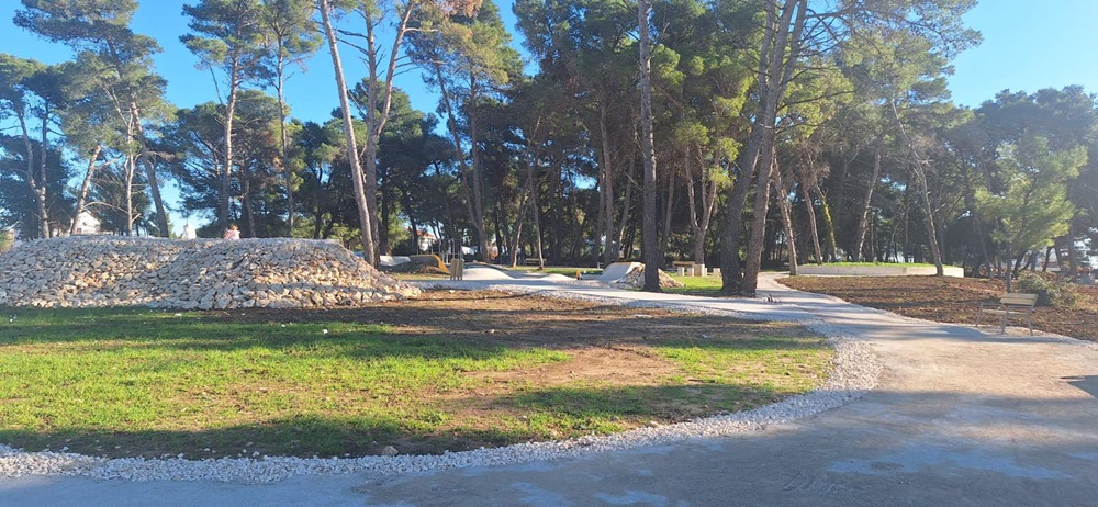ZELENE OAZE Počeli radovi na parternom uređenju rive, a službeno je otvoren i park u Ulici Kažimira Zankija!