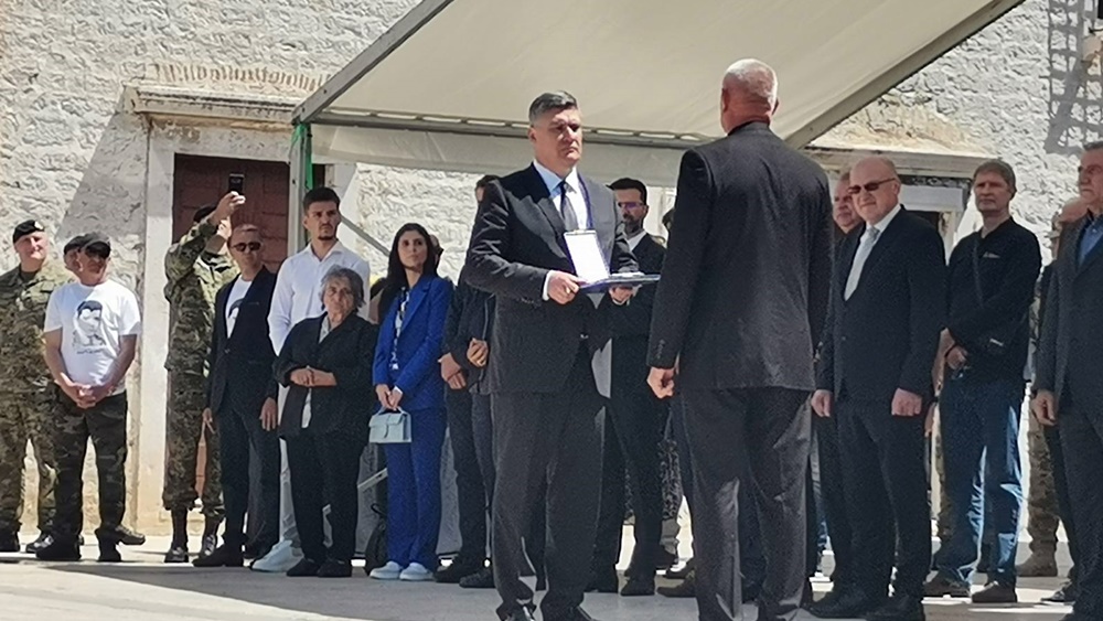 Milanović u Zadru odlikovao Središte za obuku dočasnika Redom bana Jelačića za doprinos razvitku OSRH