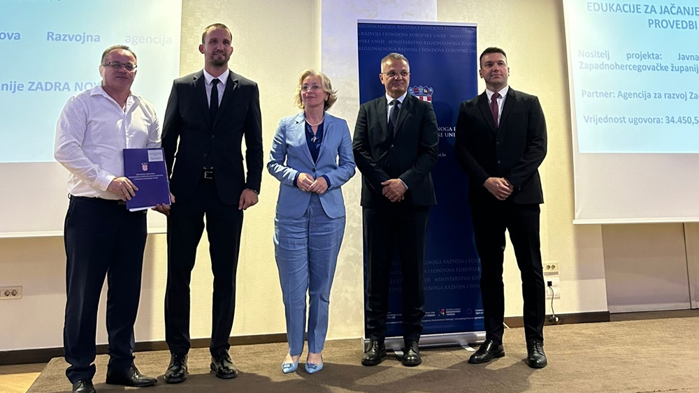Ministar Erlić uručio ravnateljici Dujmović Vuković ugovor za novi projekt