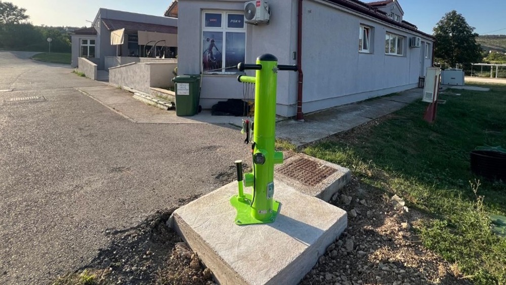 TZ RAVNI KOTARI U nekoliko mjesta u Ravnim kotarima postavljeno 6 punionica za električne bicikle