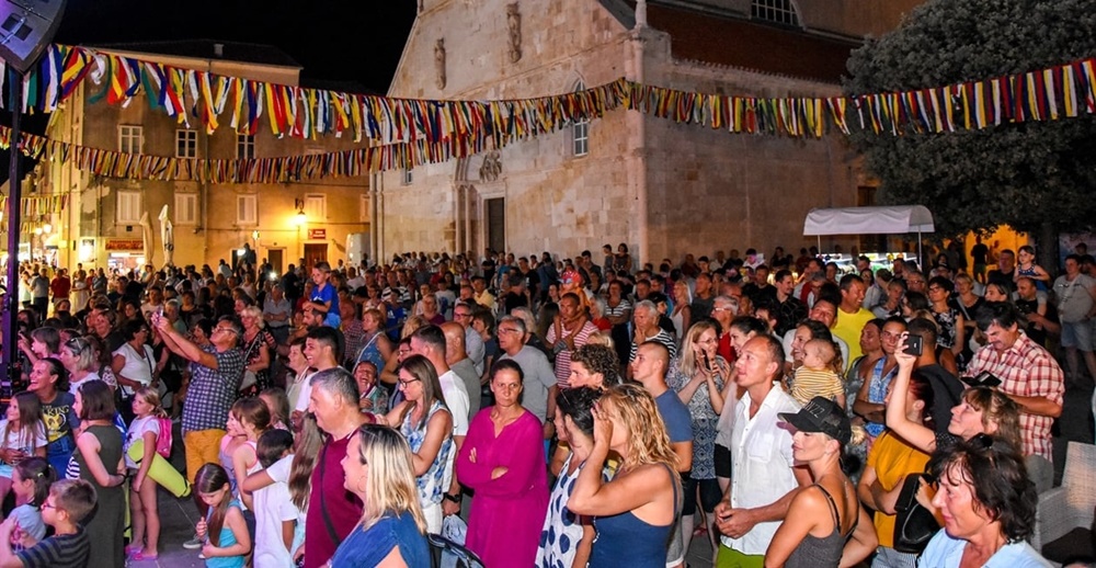 KREĆE PAŠKI LJETNI KARNEVAL Najstariji hrvatski ljetni karneval tradicionalno će obilovati bogatim programom.....