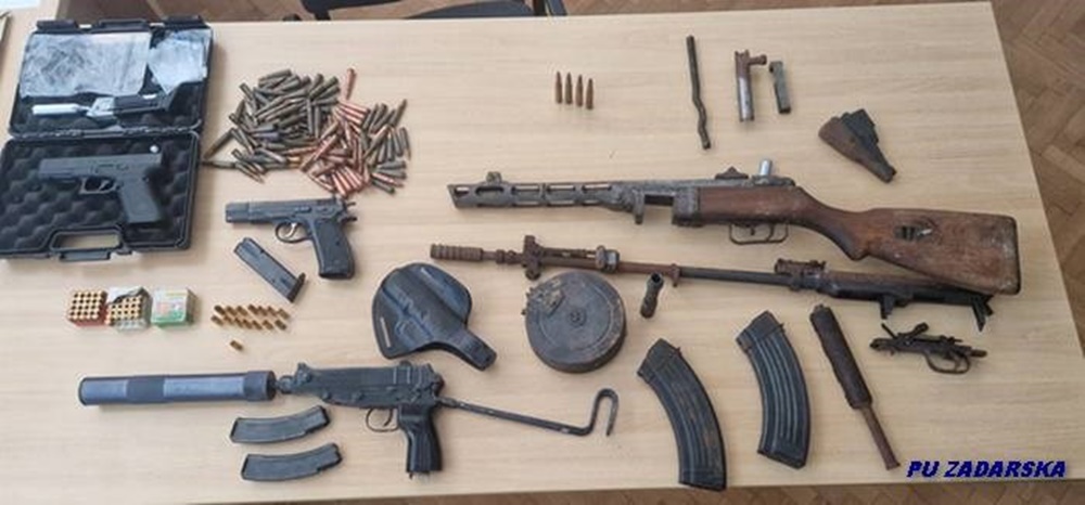 BIOGRAD NA MORU Policija u domu 34-godišnjaka pronašla oružje i streljivo
