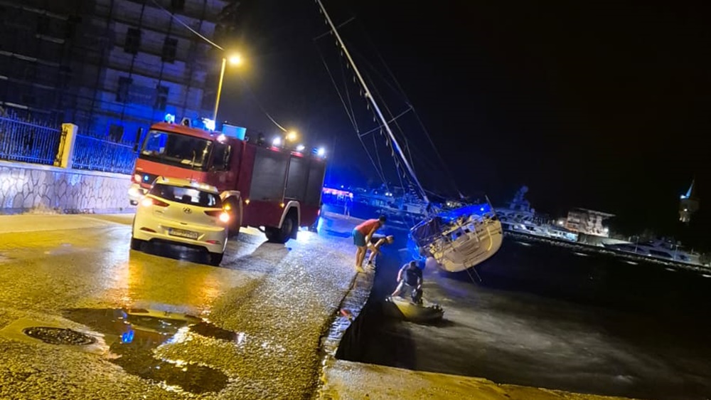 ZADAR I OKOLICU POHARALO JAKO NEVRIJEME Nasukala se jedrilica kod Marexa, vatrogasci imali pune ruke posla sa srušenim stablima i suncobranima