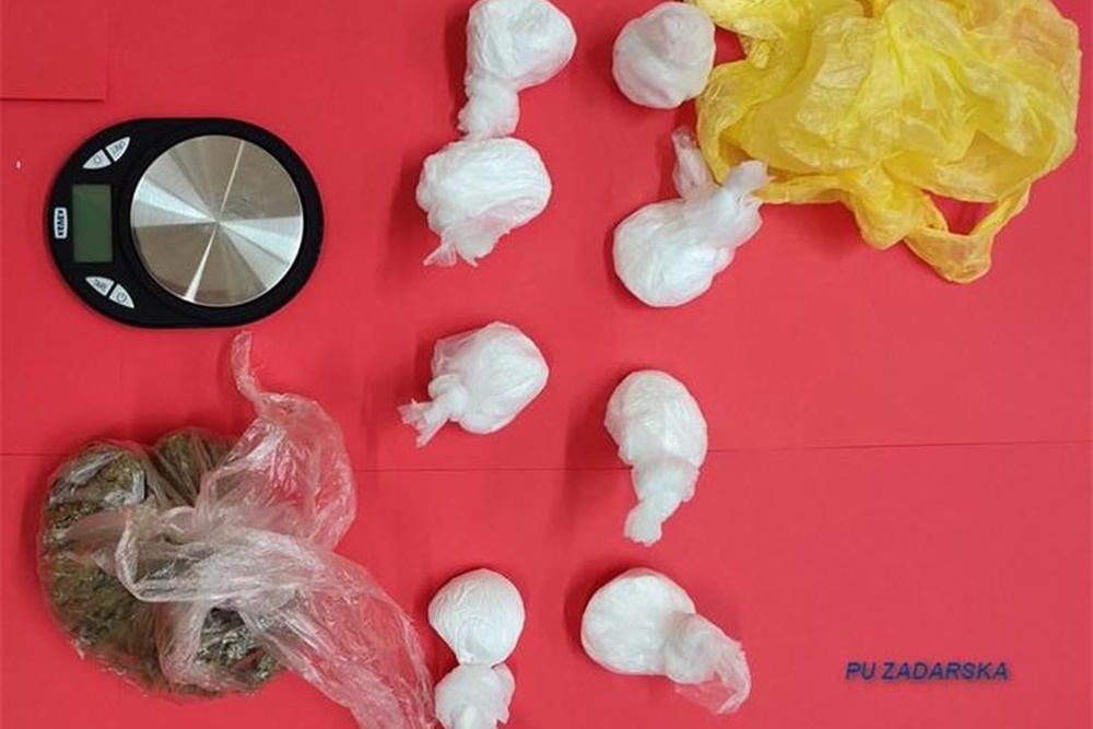 RACIJE U RUJNU Policija zatekla 34 osobe u posjedu droge, od njih oduzeta marihuana, kokain, amfetamin, hašiš......
