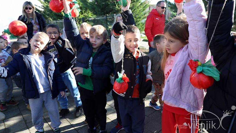 ŠC VIŠNJIK Djeca iz zadarskih dječjih vrtića okitila borove Zimskog parka