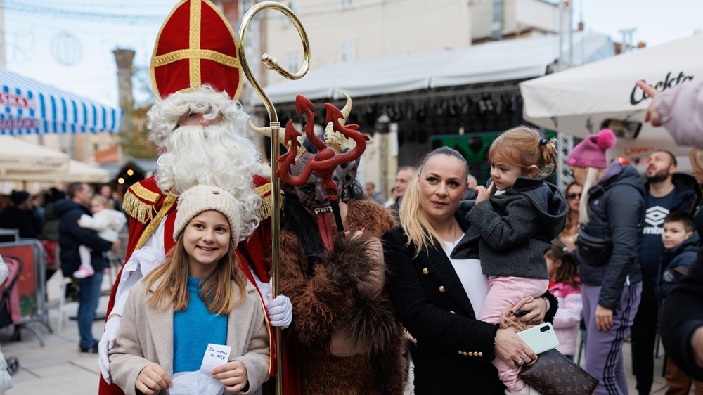Večeras na Adventu Shrek, u petak promenada sv. Nikole