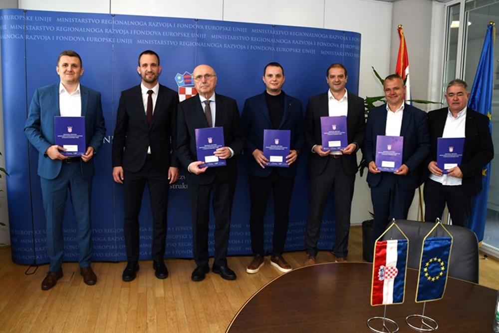 Ministar Šime Erlić uručio dodatnih 1,01 milijun eura za nove razvojne projekte na području Ravnih kotara i Bukovice