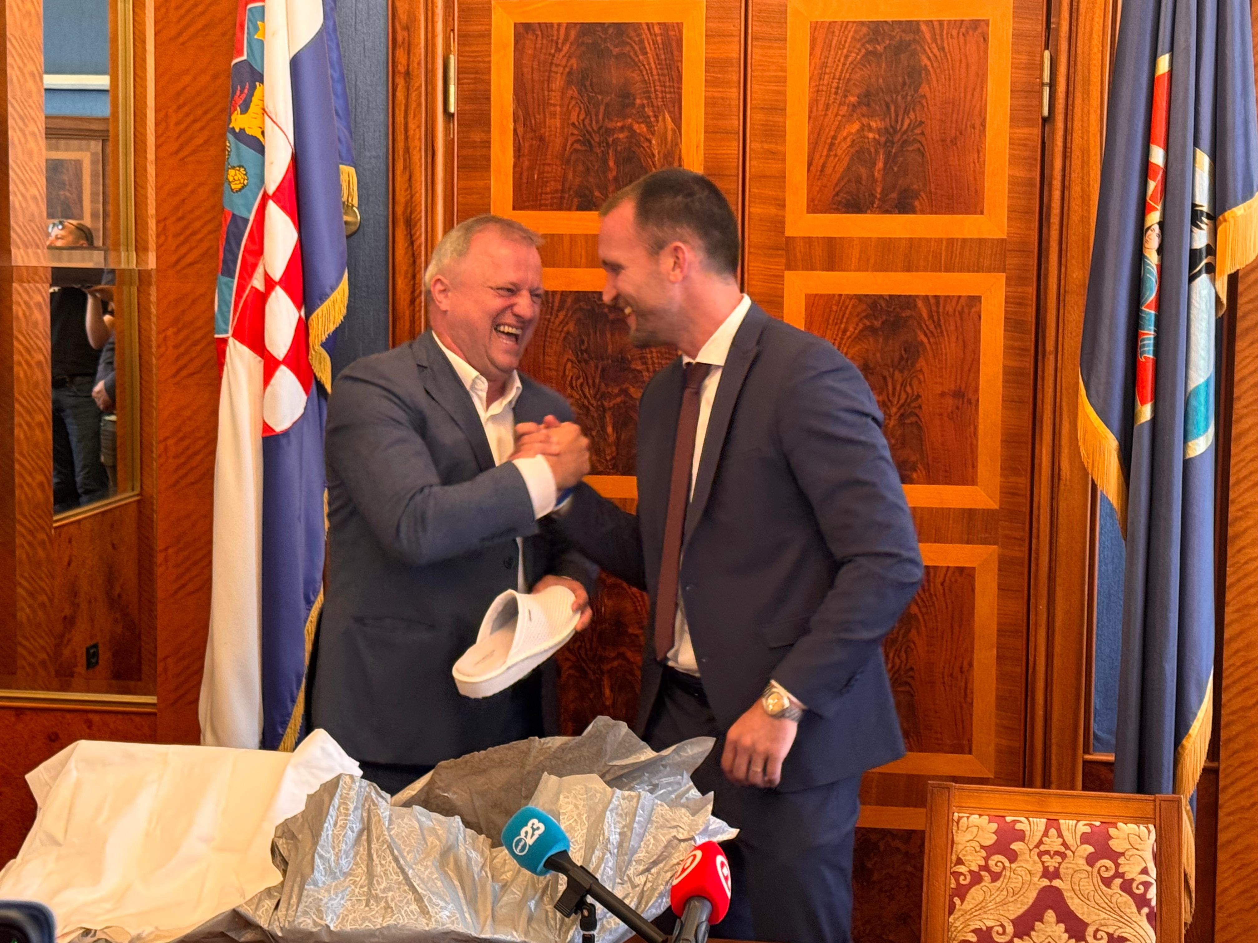 ŠIME ERLIĆ PREUZEO DUŽNOST GRADONAČELNIKA ZADRA "S novim timom i ambicioznim programom želimo donijeti novi iskorak i pozitivnu promjenu"