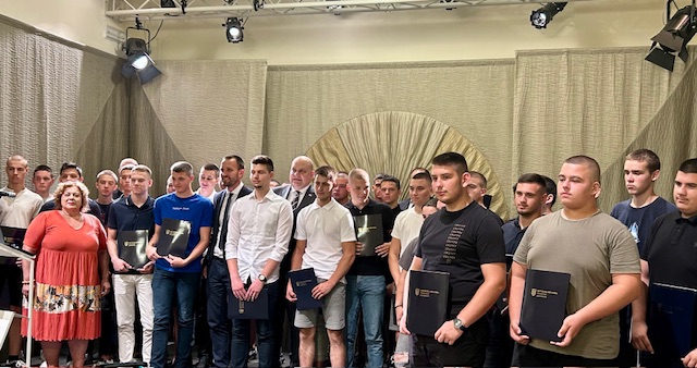 Ministar Šušnjar dodijelio stipendije učenicima u deficitarnim obrtničkim zanimanjima. "Moramo poticati djecu da svojim rukama stvaraju svoj kruh!"