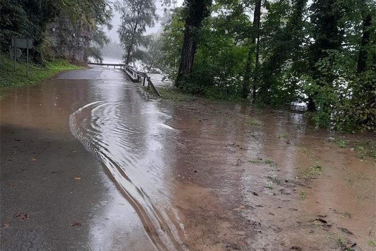 Nevrijeme na području Zadra i Zadarske županije uzrokovalo poteškoće i materijalnu štetu