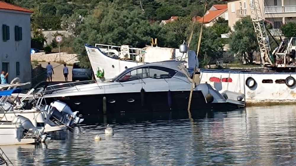 NEVIĐANE U luci se potpila jahta vrijedna pola milijuna eura