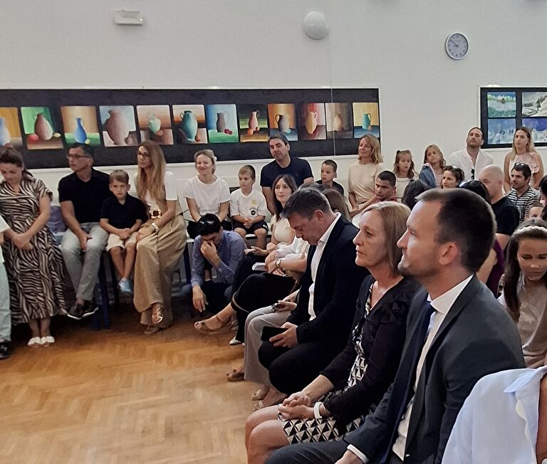 793 ZADARSKIH PRVAŠIĆA KRENULO U ŠKOLU Gradonačelnik posjetio OŠ Krune Krstića