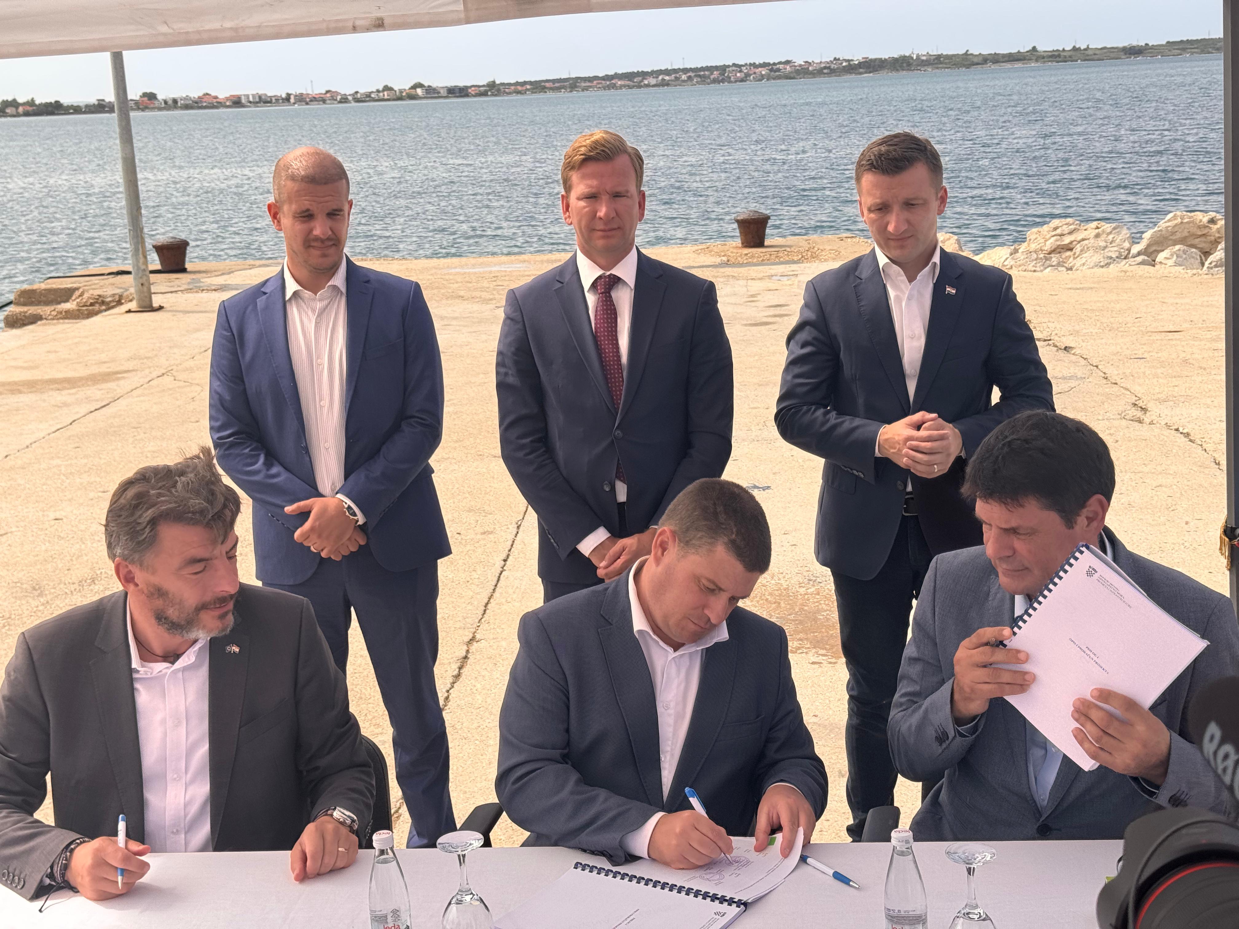 VRSI DOBIVAJU NOVU KOMUNALNU LUKU VRIJEDNU GOTOVO 4 MILIJUNA EURA Potpisan ugovor o dodjeli bespovratnih sredstava