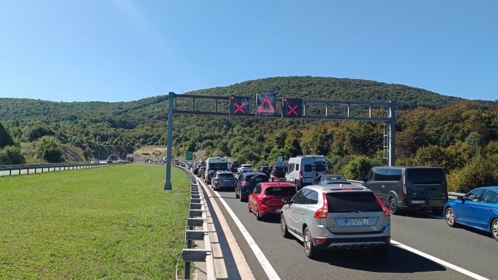 GUŽVE NA CESTAMA Kolona pred tunelom Brinje 3 kilometra