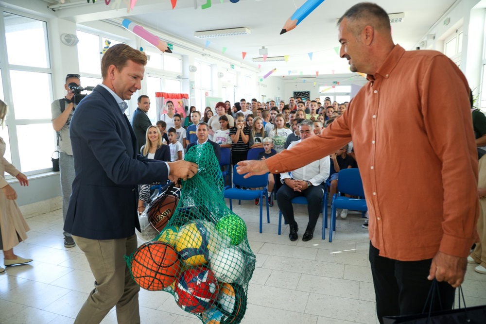 Župan Bilaver prvog dana škole posjetio Pridragu: „Više knjiga, manje ekrana“