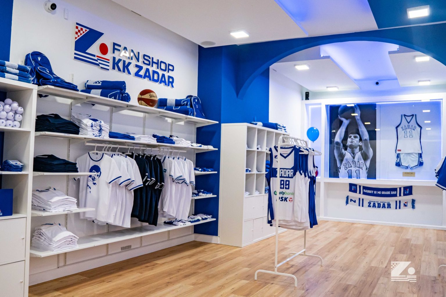 ZA NAVIJAČE KK ZADRA U fan shopu bogata ponuda majica, ručnika, suvenir...stižu i dresovi za novu sezonu