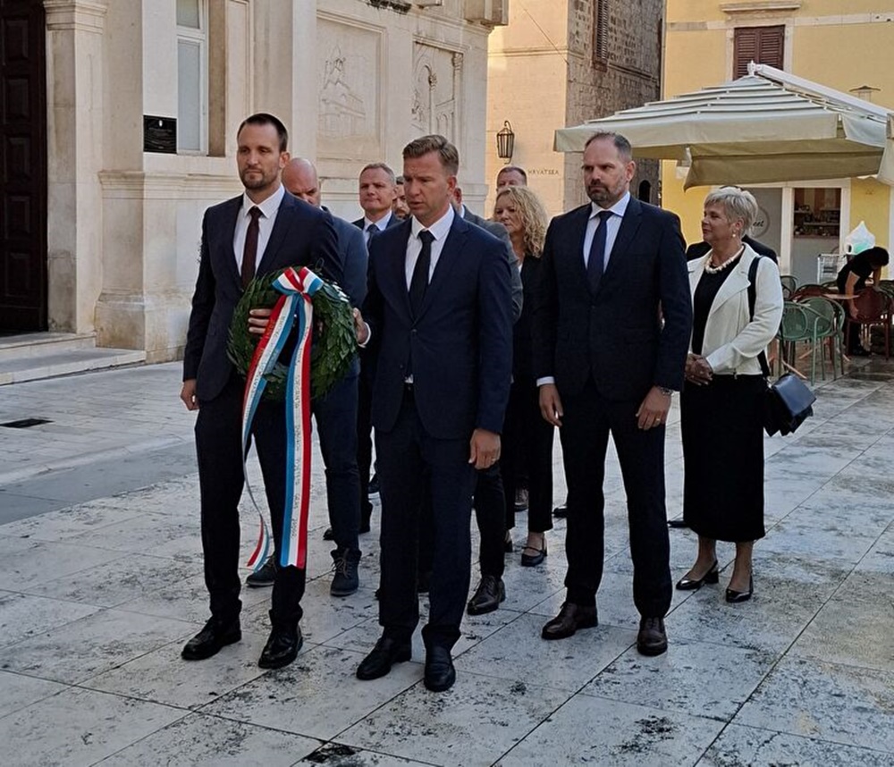 Položen vijenac na spomen obilježju na Narodnom trgu