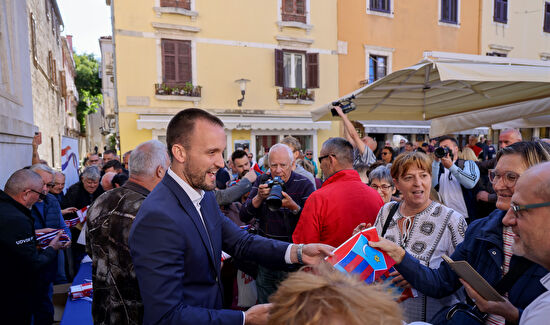 Zadranima podijeljene zastave uoči Dana obrane grada