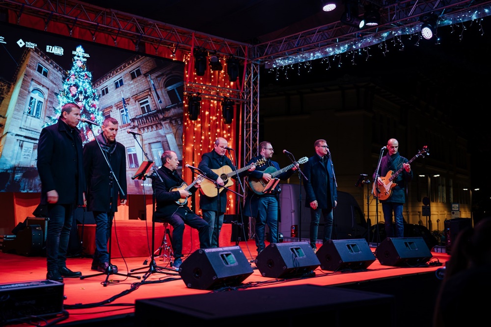 Klapa Kontrada večeras na adventskoj pozornici