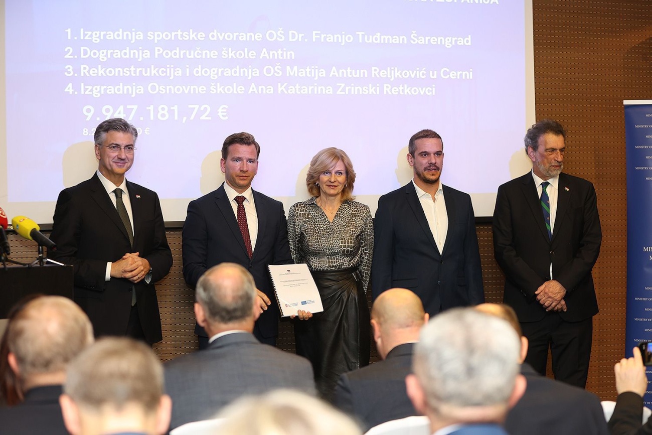 ZADARSKA ŽUPANIJA Župan preuzeo ugovor za rekonstrukciju škole i izgradnju sportske dvorane u Vrsima vrijedan 3,7 milijuna eura