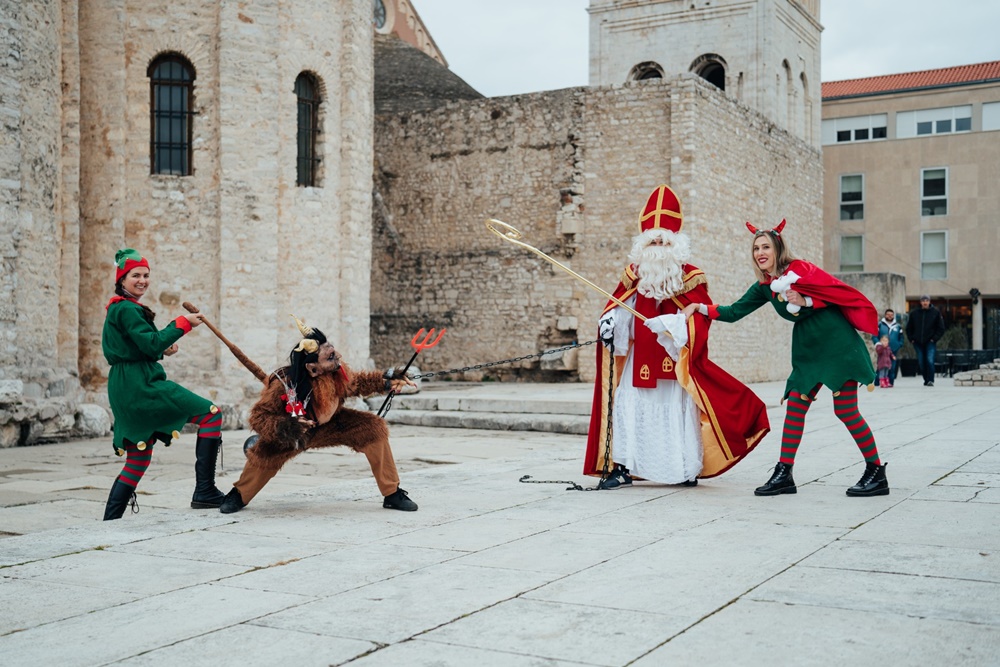 SUBOTNJI ADVENT U ZADRU ZA SVE UZRASTE Dolazi Sveti Nikola, na Tržnici adventske radionice, Blagdanski piknik u Kampo Kaštelu, navečer svira Mangroove, pjeva Tajči…
