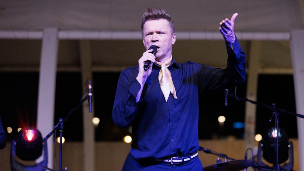ADVENT NA TRŽNICI - BOŽIĆNI GRAMOFON Večeras Zadrane u zlatne pedesete, šezdesete, sedamdesete i osamdesete vodi Robert Mareković, frontmen The Swingersa i osnivač Fantoma