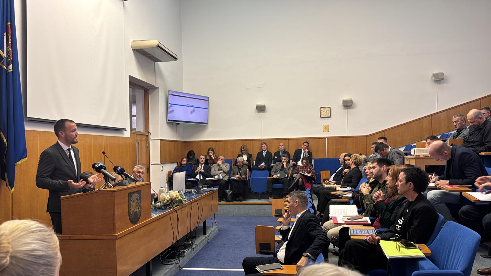 SJEDNICA GRADSKOG VIJEĆA U fokusu proračun za  2026., niz kritika na aktualnom satu