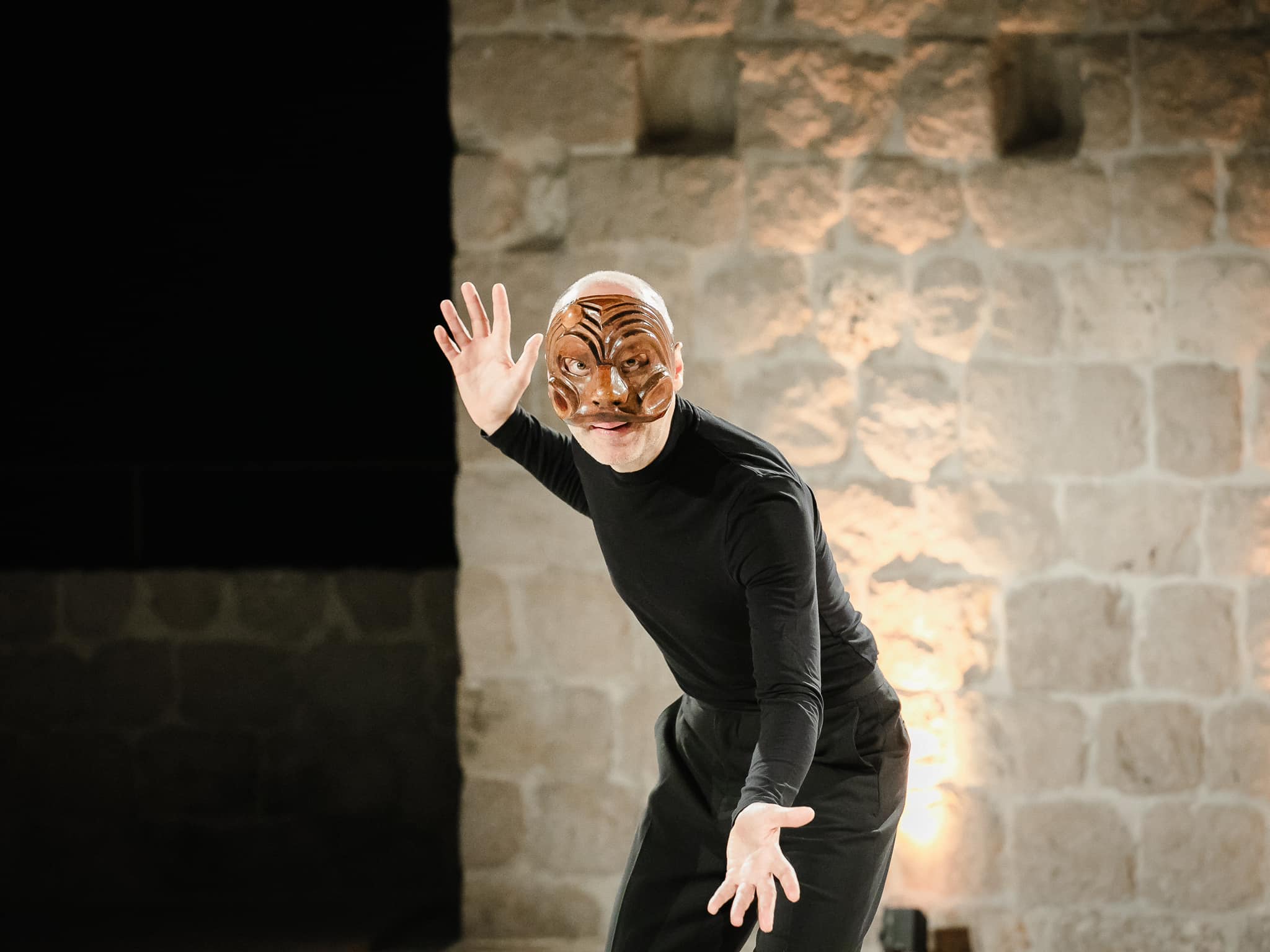 Monodrama „MASKE“ – virtuozno putovanje kroz povijest kazališne maske stiže u HNK Zadar