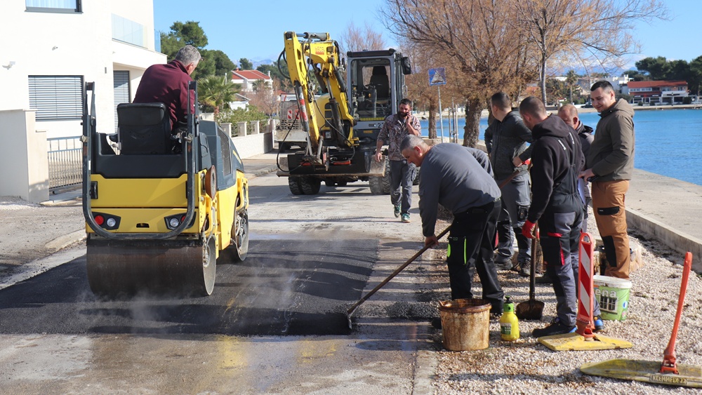 POSTAVLJANJE USPORIVAČA NA VIRU Dosad podignuto 20 uzdignutih ploha koje će se obojiti, a uz njih će se još postaviti prometni znakovi